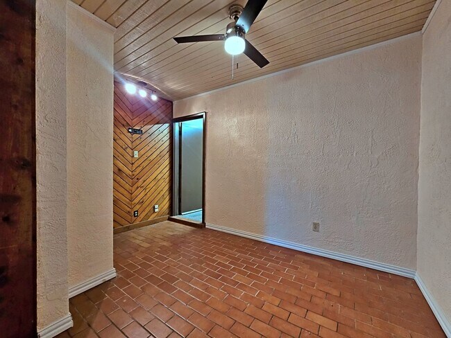 Building Photo - 537 W Redd Rd