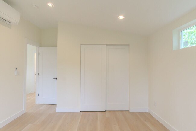 Building Photo - 2Bd/2.25Ba Seattle Home