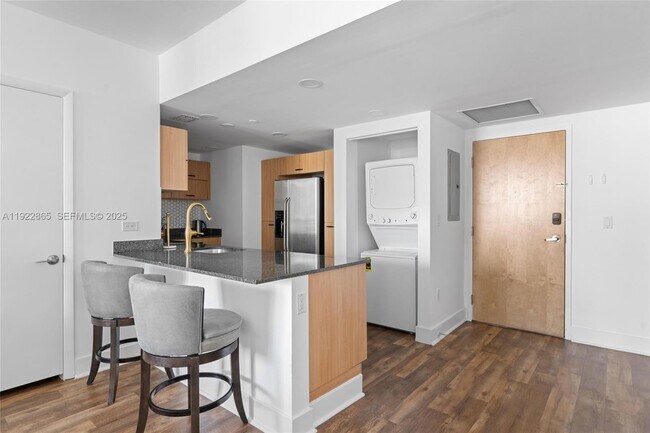 Building Photo - 350 S Miami Ave