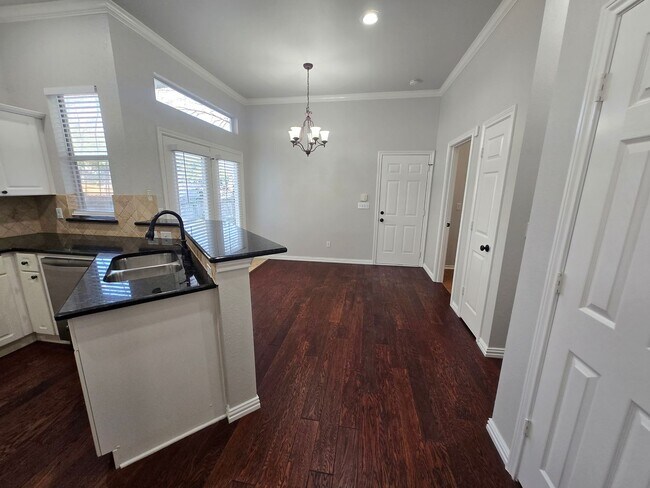 Building Photo - 6116 Thursby Ave