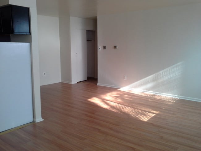 Building Photo - Benton Court Apartments