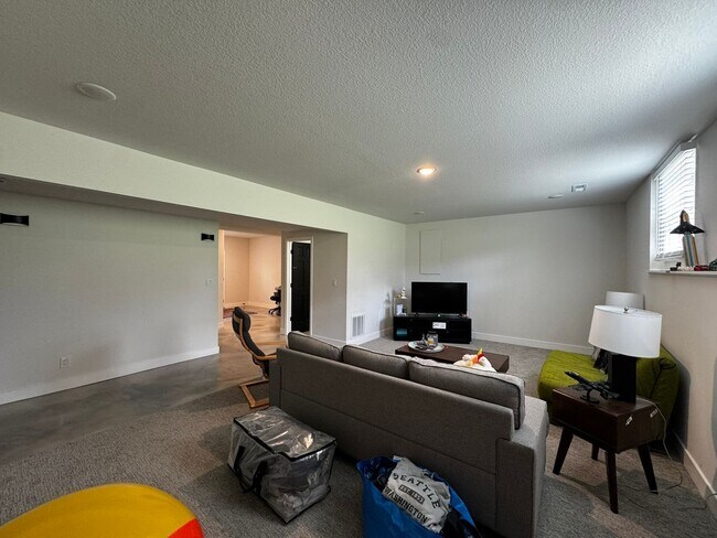 Building Photo - 5 Bed 4 Bath Home fenced yard