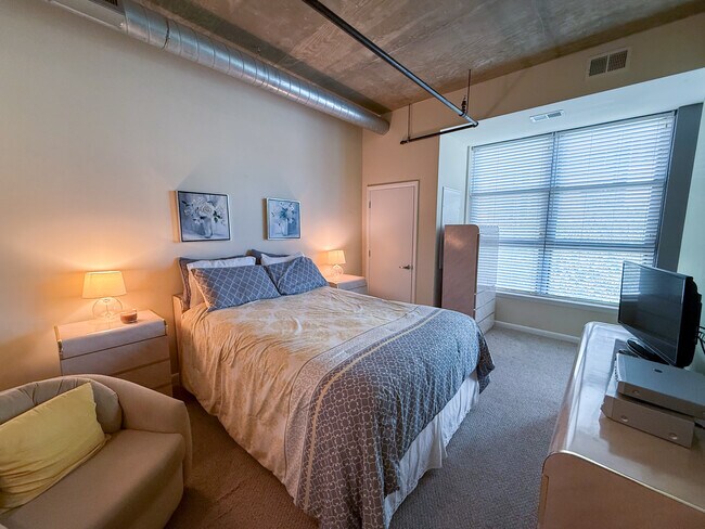 Bright and confy room - 1300 N St NW
