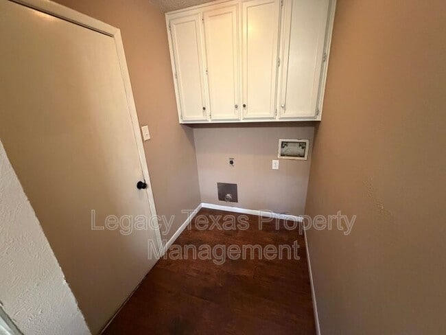 Building Photo - 513 Willow Cir W