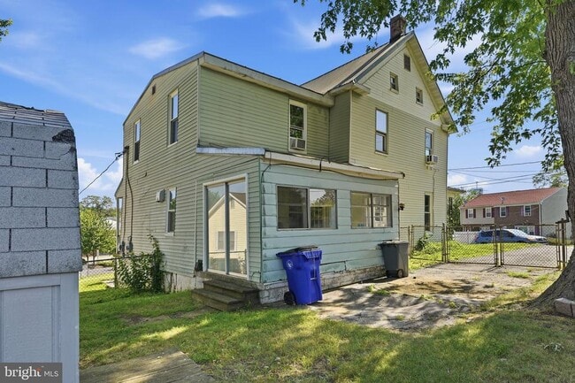 Building Photo - 815 N Maple Ave