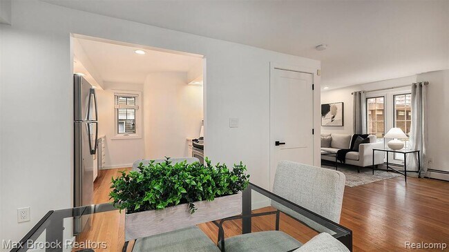 Building Photo - 343 S Elm St