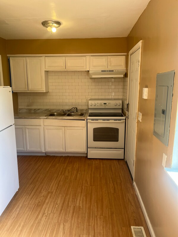 Building Photo - 2018 Hickorydale Dr