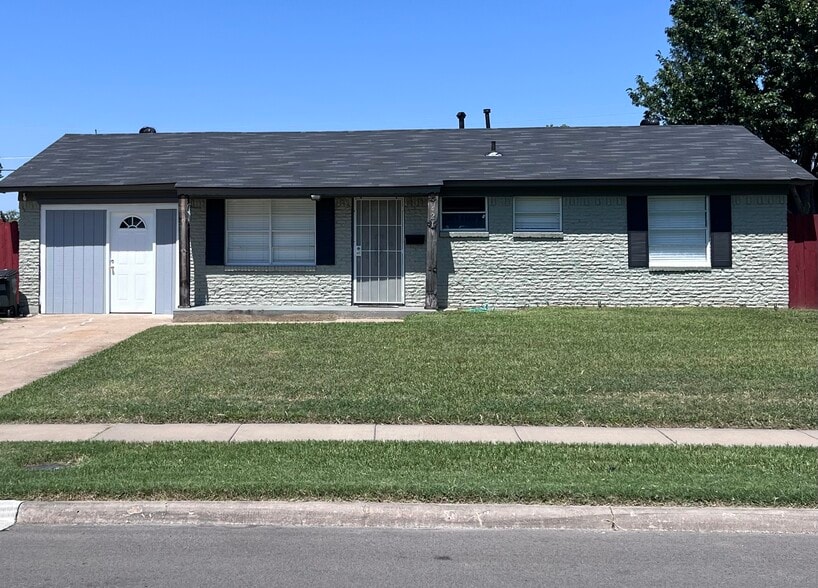 Building Photo - 421 W Grubb Dr