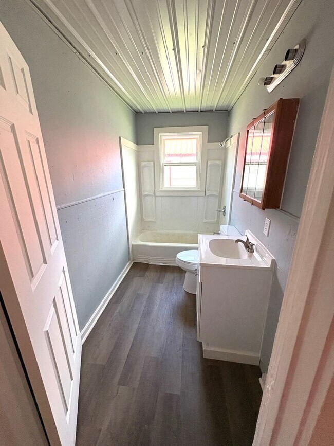 Building Photo - Charming 3BR Rental Close to Downtown Glasgow!