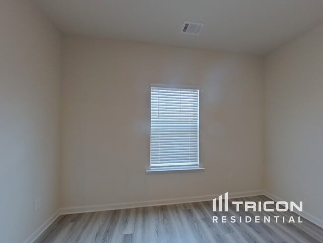 Building Photo - 1013 Claas Wy