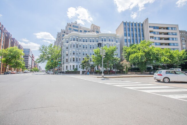 Building Photo - Spacious Studio Condo in Logan Circle!