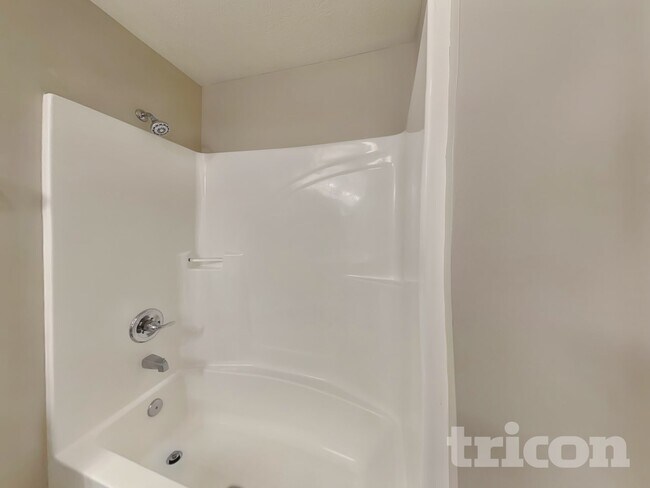 Building Photo - 906 W Clinton St