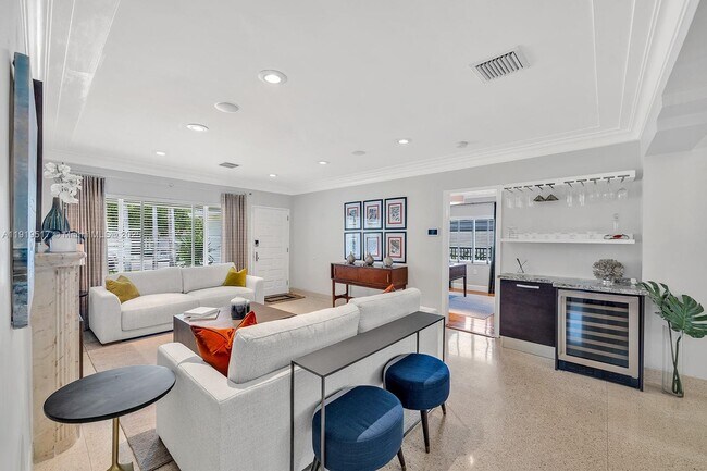 Building Photo - 5915 La Gorce Dr