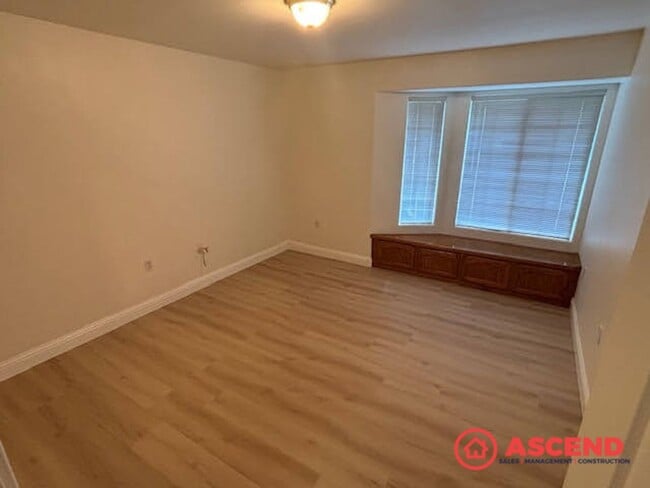 Building Photo - Spacious 3 Bed / 2 Bath with Fireplace, Garage & Gardener Included