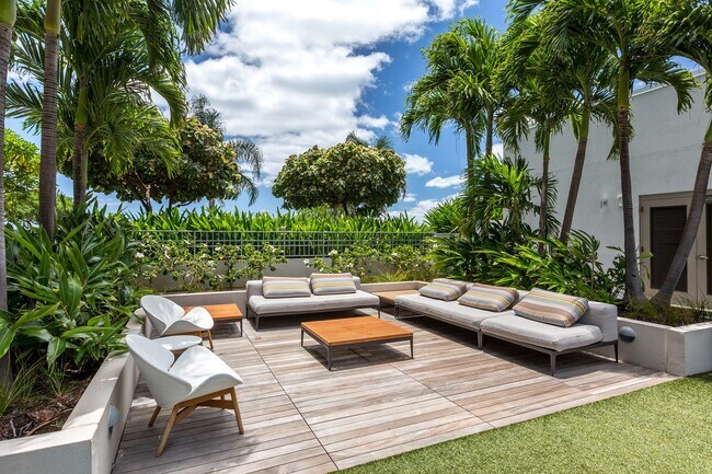 Building Photo - Fully Furnished 2 Bed / 2 Bath Condo with ...