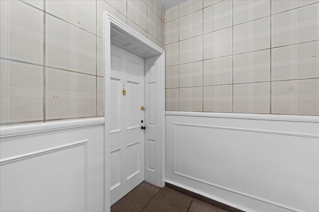 Building Photo - 923 S Hanley Rd