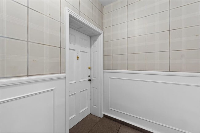 Building Photo - 923 S Hanley Rd