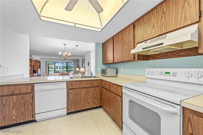 Building Photo - 980 Palm View Dr
