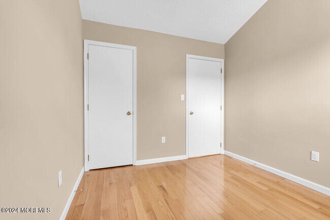 Building Photo - 87 Richmond Ct S
