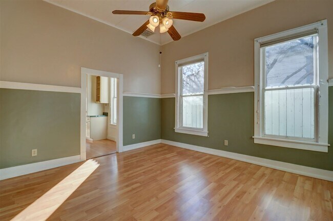 Building Photo - 313 N Mt Vernon Ave