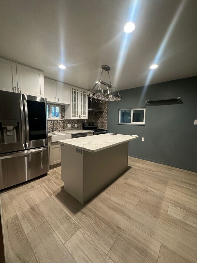 Building Photo - Quaint 3 Bedroom Home with Modern Upgrades- Pet Friendly!