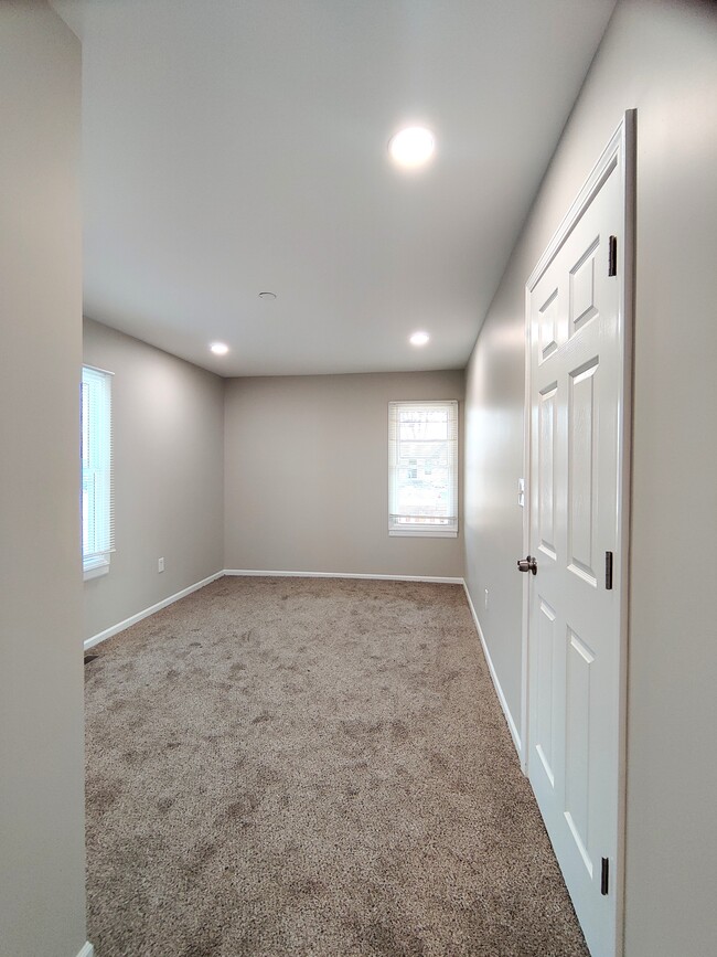 Building Photo - 410 N 3rd St