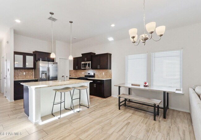 Building Photo - 13740 Villa Vista Ave