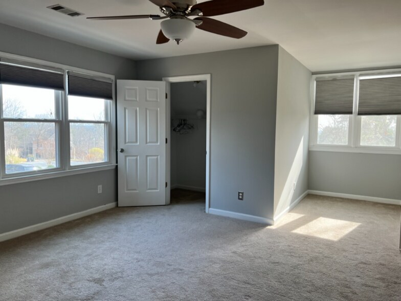 Building Photo - 4825 Chesterfield Ct