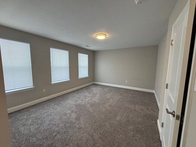 Building Photo - Beautiful Townhome in Washington! - 2 Bedroom