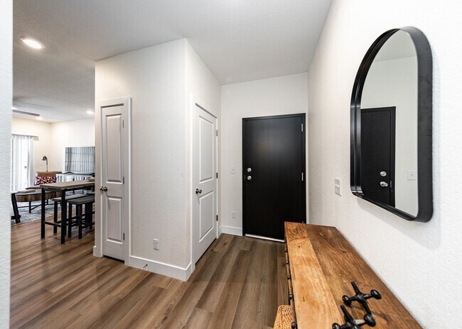 Building Photo - 1 Bed Luxury Apartment near Garden of the Gods