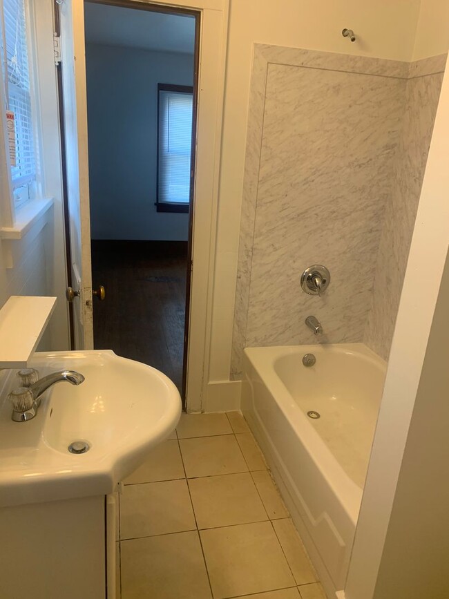 Building Photo - 2 Bedroom, 1 Bath Located near Downtown an...