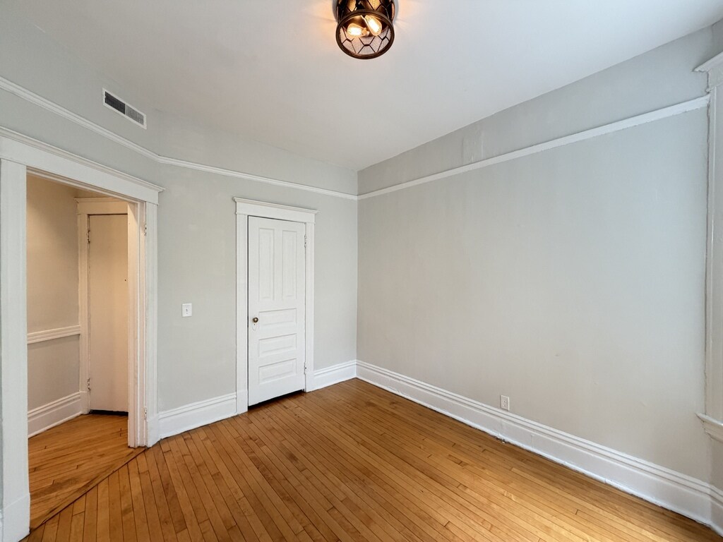 Building Photo - 1025 N Sacramento Ave