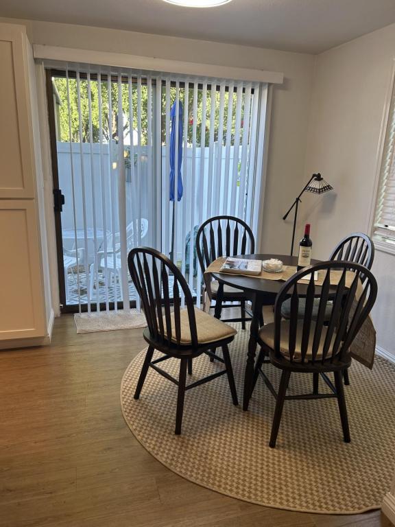 Building Photo - 2215 Poplar Dr