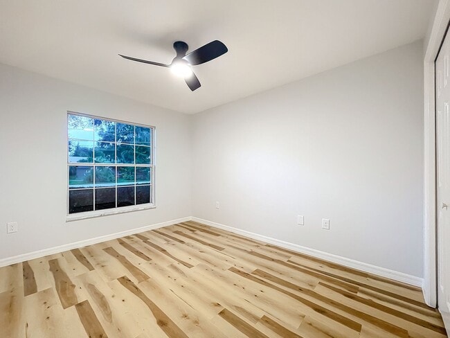 Building Photo - Remodeled Townhouse - Granite Counters, Fe...