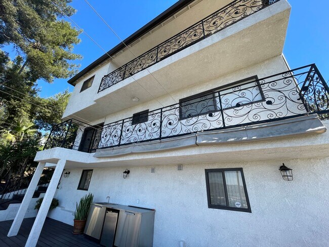 Building Photo - Gorgeous 5 Bed House - Amazing View!