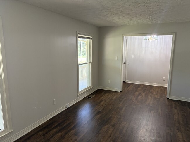 Building Photo - 409 Cloverleaf Dr