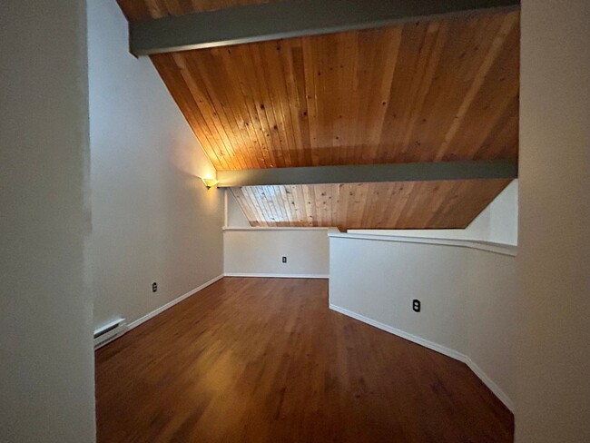 Building Photo - Cozy 2 Bed, 2 Bath Top Level Unit Complex