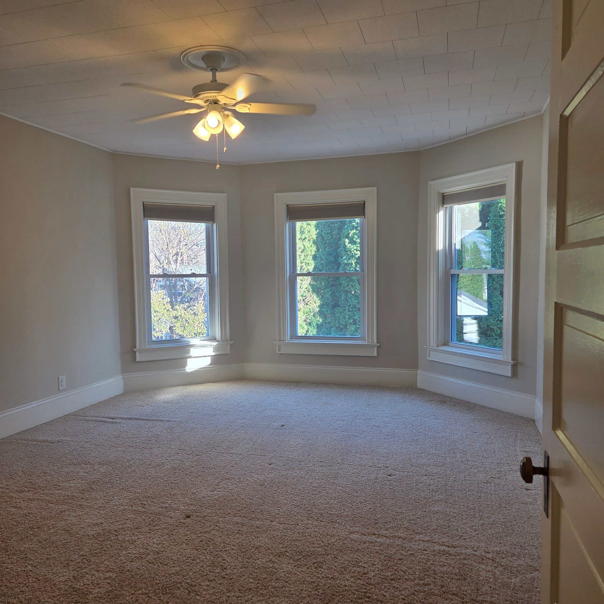 Huge main bedroom - 454 W Wisconsin Ave