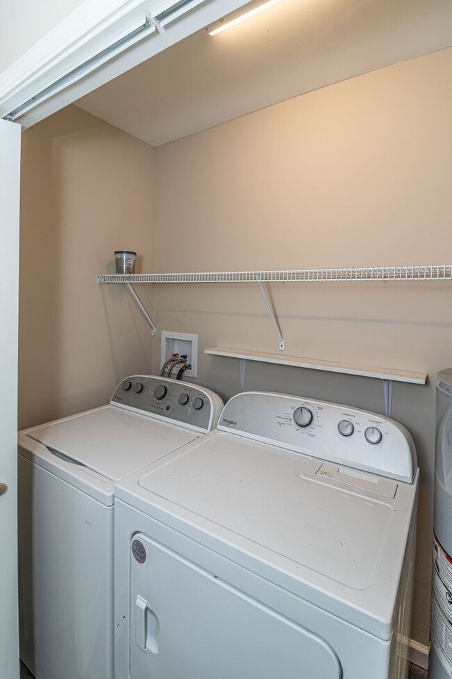 Building Photo - Cute 3 Bed/2 Bath Farmhouse!