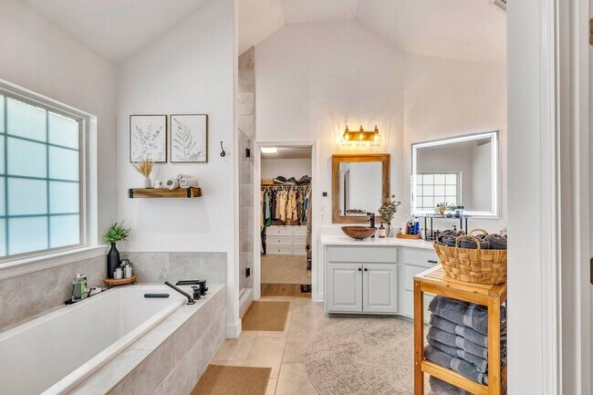 Building Photo - Gorgeously Updated 4 Bed/3.5 Bath in Tranquilla Hall - Buckhead