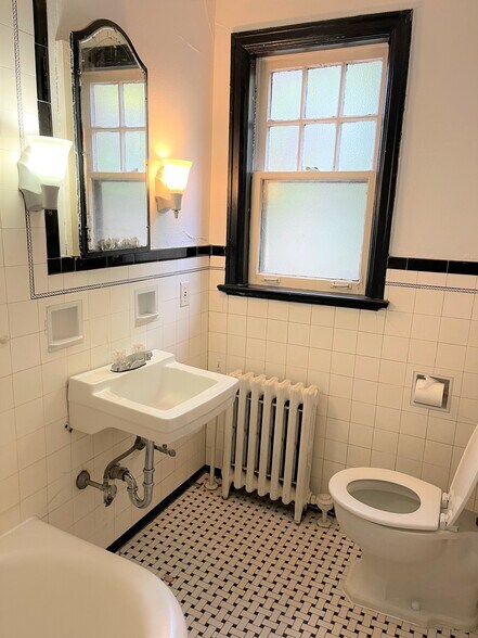 Building Photo - 1405 Severn St