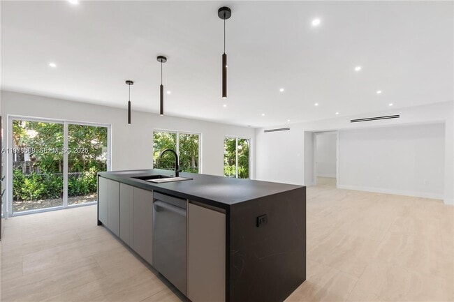 Building Photo - 2251 SW 20th St