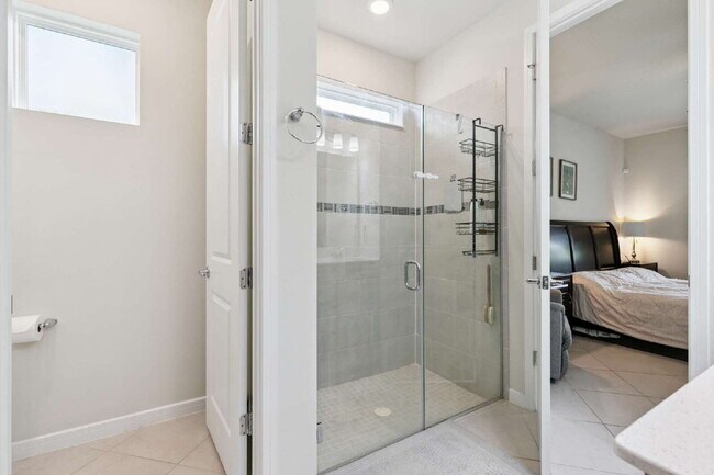 Building Photo - Discover Comfort and Space in this 4-Bed, 2-Bath Orlando Gem!