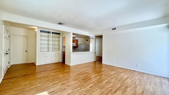 Building Photo - 631 Harvard Ave N