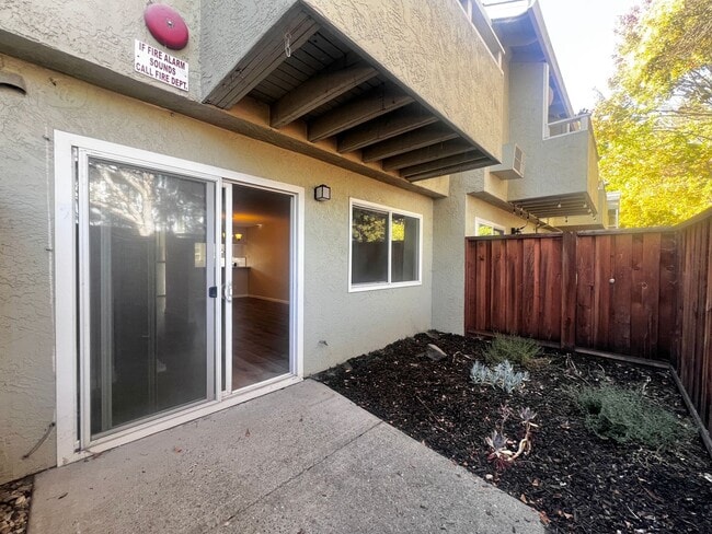 Building Photo - Specious 2-Bedroom Home with Prime Access