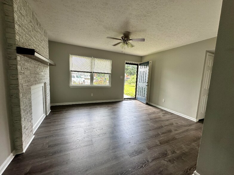 Building Photo - 11201 Ginger Rd