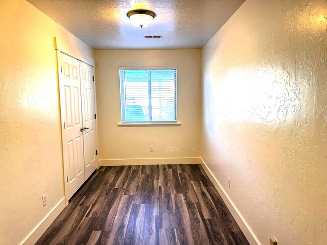 Building Photo - 580 S Center St