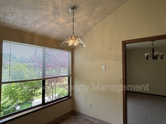 Building Photo - 9903 W Westview Dr