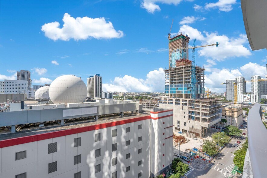 Building Photo - 851 NE 1st Ave