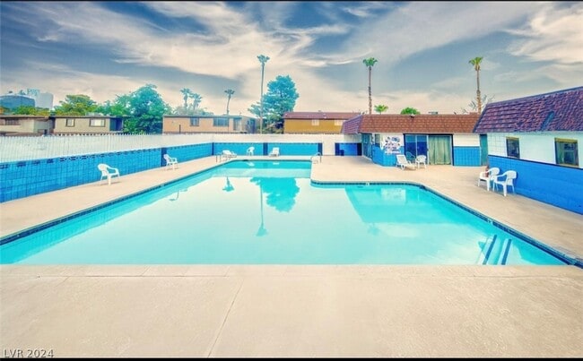 Building Photo - Fully furnished!